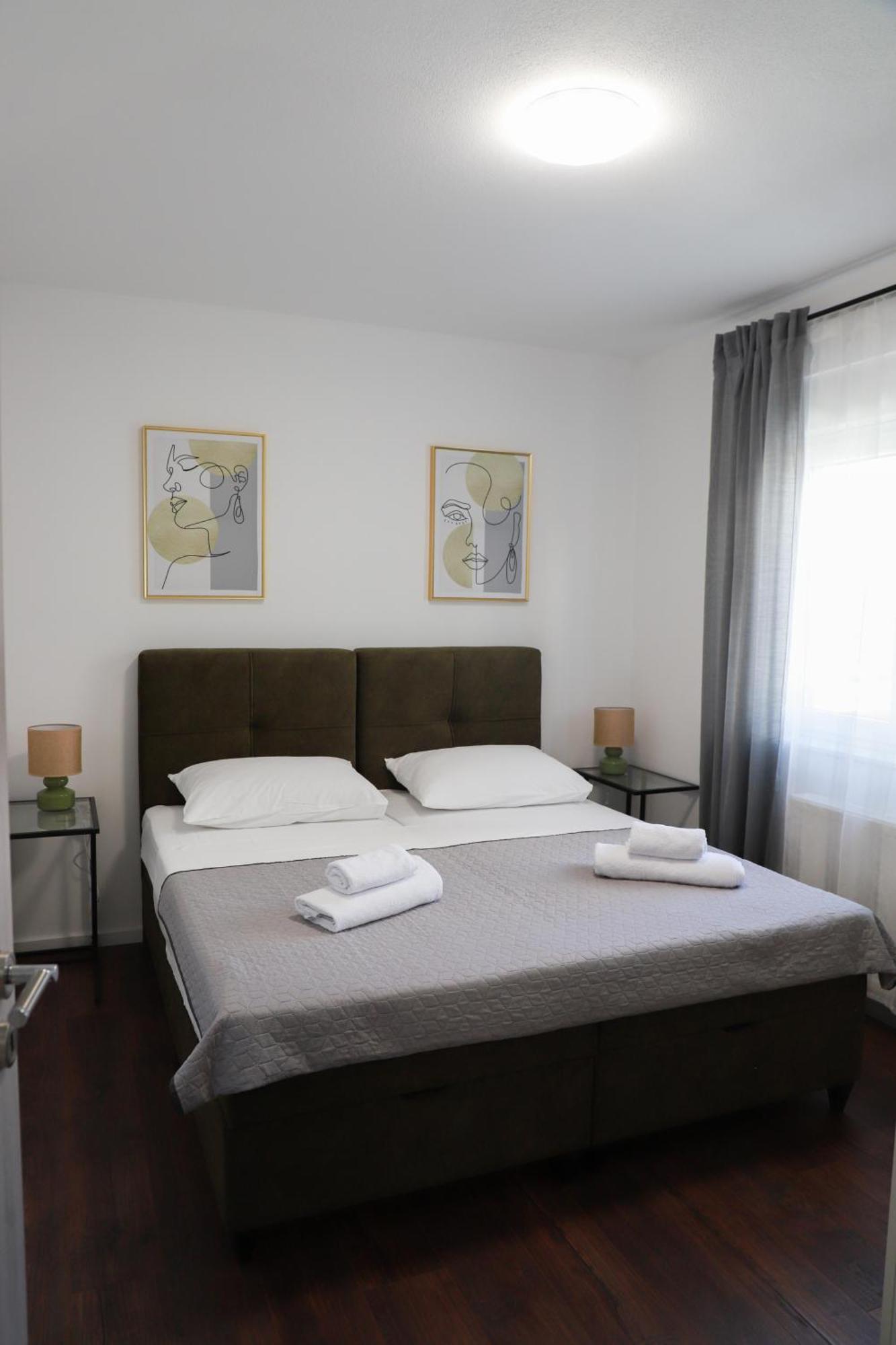 Holiday Apartments Ivano & Leo - Private Parking Задар Экстерьер фото